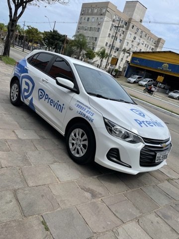Automóvel adesivado Previni fotografado em diagonal, em via urbana.