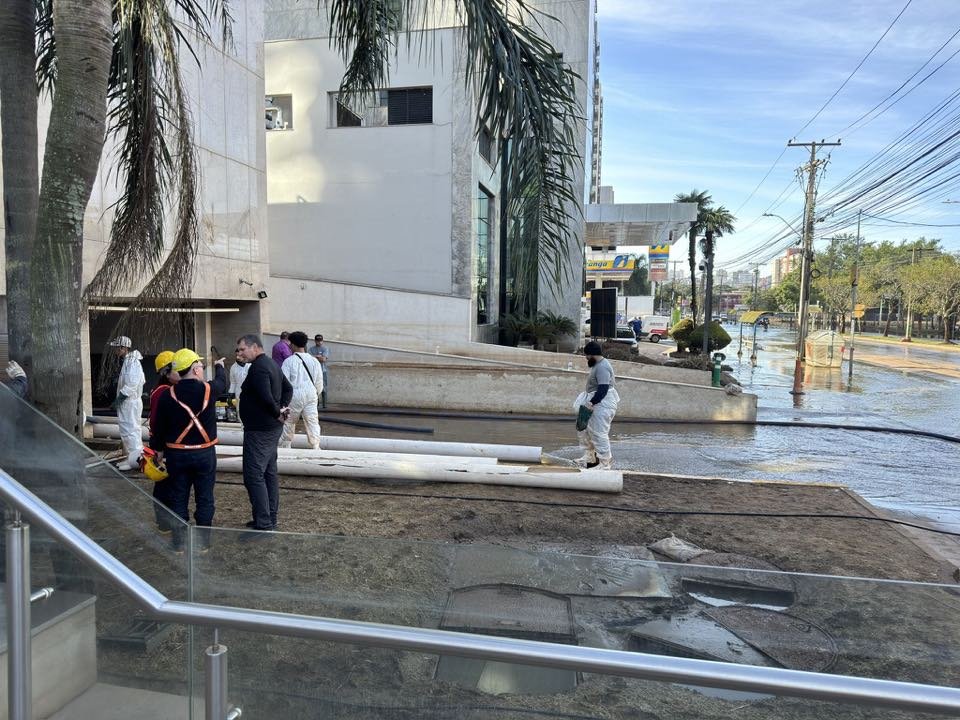 Profissionais e tubulações na área externa do Trend City Center, em registro do atendimento enviado pela Previni.