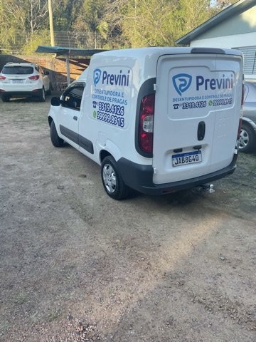 Utilitário adesivado Previni visto pela traseira em área externa.