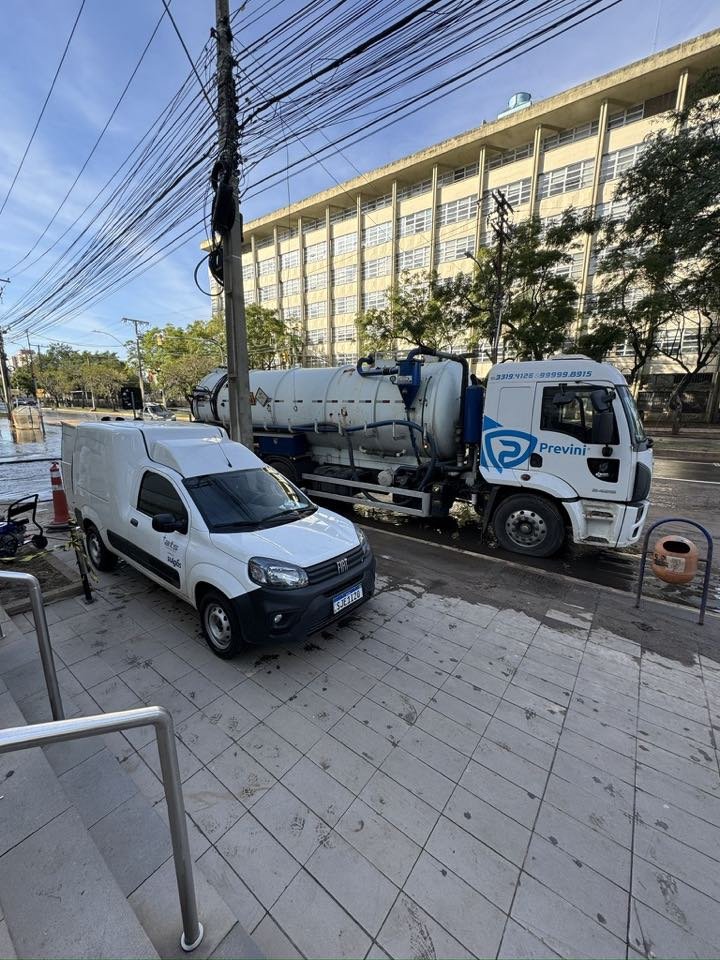 Caminhão de sucção identificado com a marca Previni estacionado junto à área do atendimento no Trend City Center.