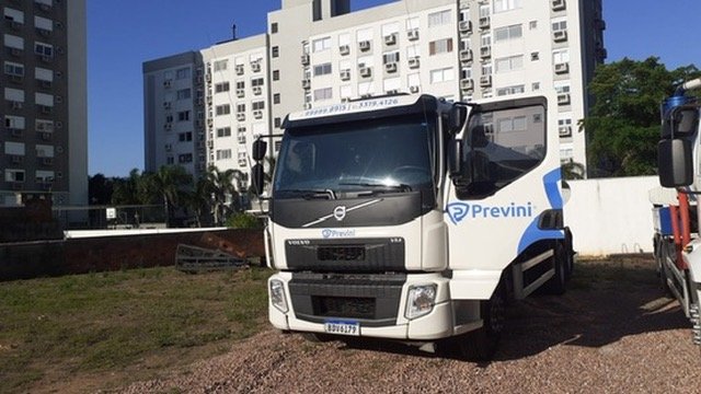 Frente de caminhão Volvo com marca Previni em pátio.