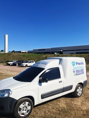 Utilitário Previni estacionado em área externa.