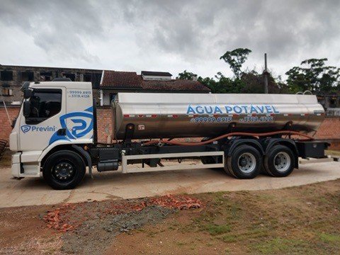 Caminhão Previni com inscrição Água Potável no tanque.