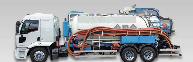 Caminhão equipado com tanque de sucção a vácuo
