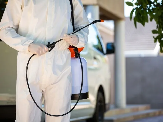 Profissional com equipamento de aplicação para controle de pragas