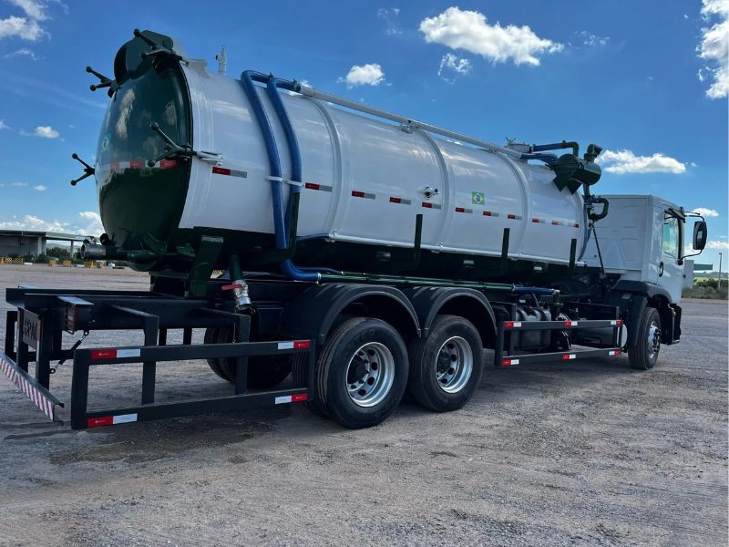 Sucção de água e óleo: o que é, como funciona e quando contratar